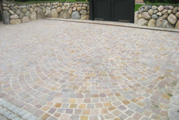 Einfahrt mit Natursteinen