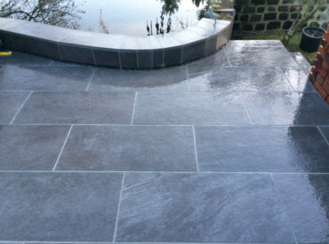 Terrasse mit Natursteinen