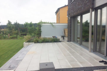 Terrasse bei neuem Einfamilienhaus