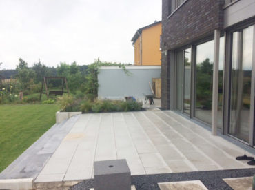 Terrasse bei neuem Einfamilienhaus