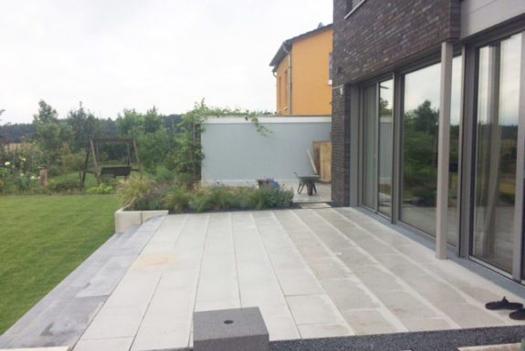 Terrasse bei neuem Einfamilienhaus